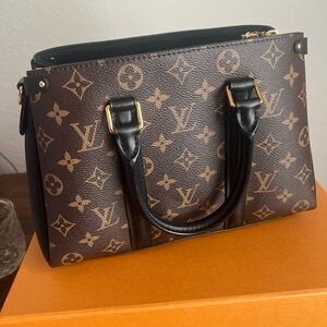 Louis Vuitton Monogram Handbag pristine condition like new $2500